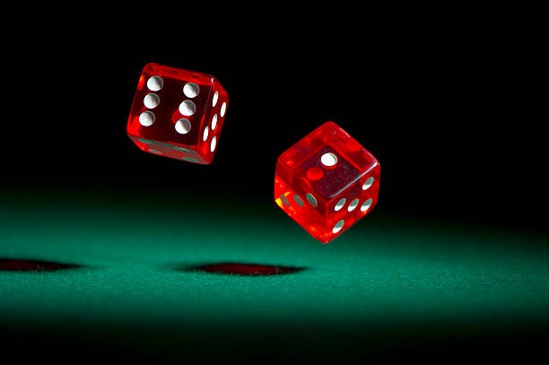 Live dealer revealing cards during Bandar Poker hand